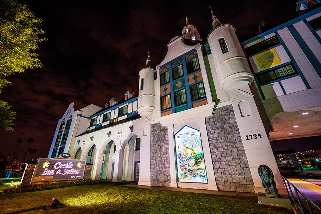 castle-inn-suites-exterior-night-side