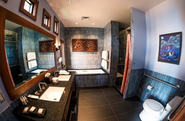 polynesian-bungalow-master-bathroom-walt-disney-world-fisheye